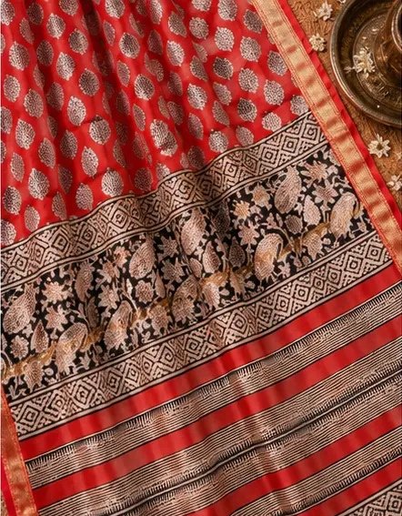 Regal Red Maheswari Silk Saree with Ornate Paisley Pallu view 3